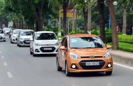 14 người chui vừa xe Hyundai Grand i10
