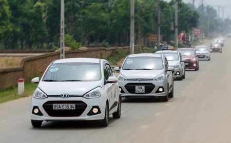 14 người chui vừa xe Hyundai Grand i10