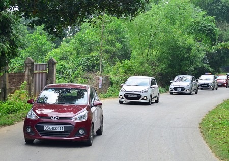 14 người chui vừa xe Hyundai Grand i10