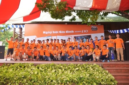 14 người chui vừa xe Hyundai Grand i10