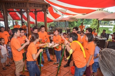 14 người chui vừa xe Hyundai Grand i10