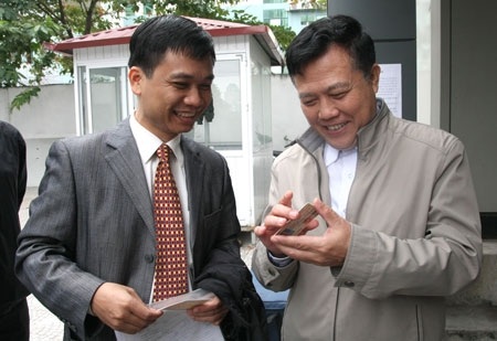 Ông Nguyễn
Văn Quyền (phải) chúc mừng anh Cường, người đầu tiên nhận GPLX qua khai báo điện
tử