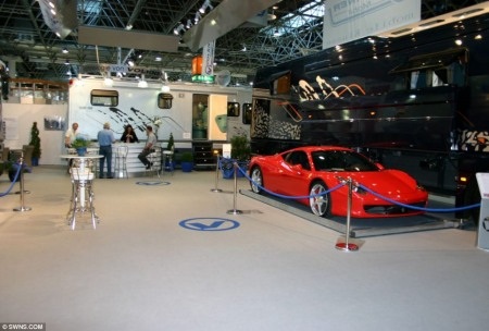 Xe có cả một gara bí mật có thể chứa một chiếc siêu xe.