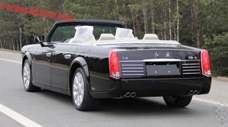 Với chiều
dài cơ sở 3.435mm, xe có chiều dài x rộng x cao tương ứng là 5.555 x 2.018 x 1.590
mm.