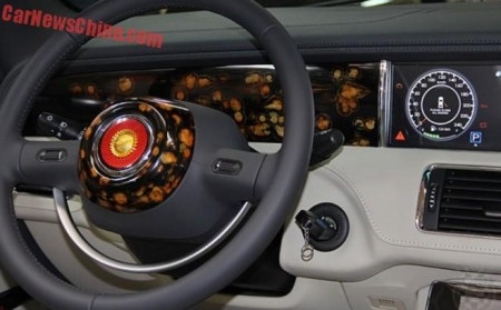 Hai chiếc
Hongqi L5 là món quà Bộ Quốc phòng Trung Quốc gửi tặng Belarus.