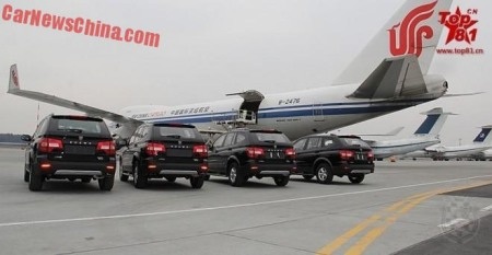 Cùng trên chuyến bay vòn có 4 chiếc Roewe W5 dùng để chở các VIP.