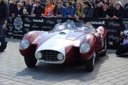 Tuổi cao, nhưng chiếc xe thể thao này không hề kém thu hút so với xe đời mới.