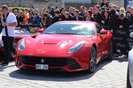 Một chiếc Ferrari F12 đang chờ được dán logo của hành trình.