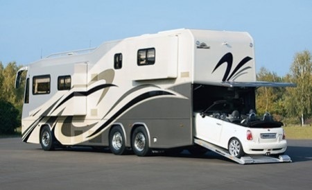 Một chiếc
motorhome hạng A có chở theo cả xe con