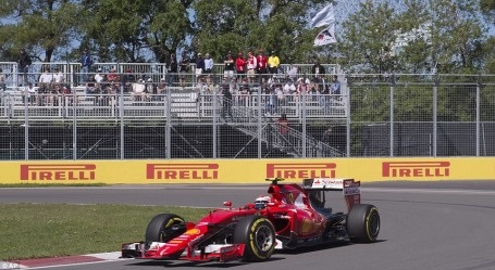 Lewis Hamilton tạm quên thất bại, tiến về phía trước