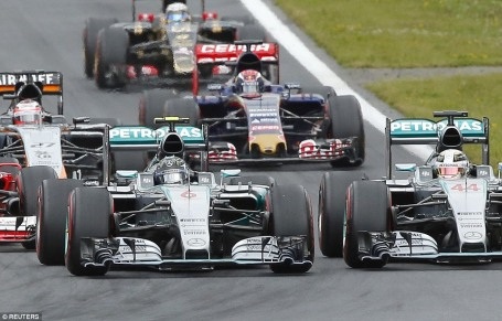 Nico Rosberg đánh bại Hamilton ngay ở góc cua đầu tiên