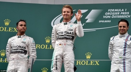 Nico Rosberg đánh bại Hamilton ngay ở góc cua đầu tiên