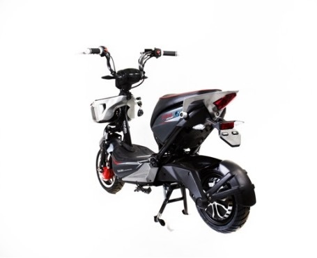 Tông xám
pha viền đỏ mạnh mẽ