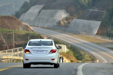 Hyundai Thành Công tổ chức lái thử xe SantaFe và Accent