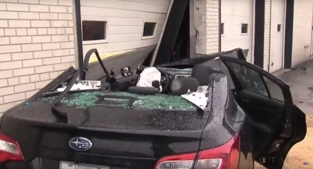 Tài xế là người duy nhất bị thương trong vụ tai nạn này,
đã được khẩn trương đưa vào bệnh viện.