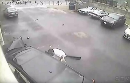 Tài xế là người duy nhất bị thương trong vụ tai nạn này,
đã được khẩn trương đưa vào bệnh viện.