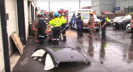 Tài xế là người duy nhất bị thương trong vụ tai nạn này,
đã được khẩn trương đưa vào bệnh viện.