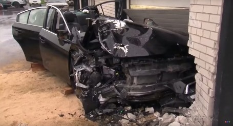 Tài xế là người duy nhất bị thương trong vụ tai nạn này,
đã được khẩn trương đưa vào bệnh viện.