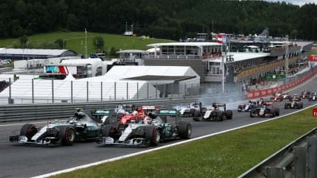 Nico Rosberg đánh bại Hamilton ngay ở góc cua đầu tiên
