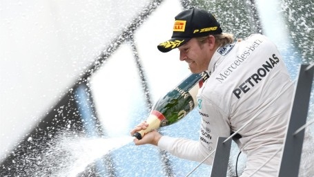 Nico Rosberg đánh bại Hamilton ngay ở góc cua đầu tiên
