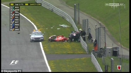 Nico Rosberg đánh bại Hamilton ngay ở góc cua đầu tiên