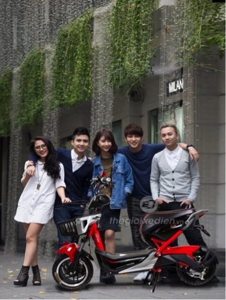 Cả nhóm
đi chơi vi vu trên những chiếc xe đẹp màu sắc, bền động cơ