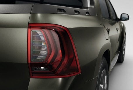 Xe được trang bị động cơ xăng 4 xy-lanh, dung tích 1.6L
và 2.0L.