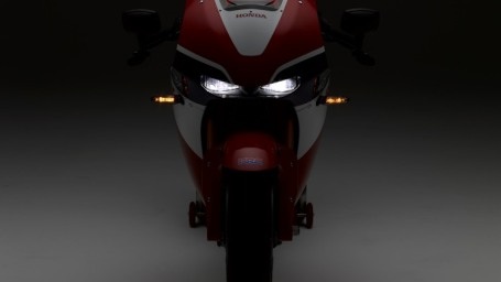 Honda đã công bố video ghi lại cảnh tay đua Márquez điều
khiển một chiếc RC213V-S: