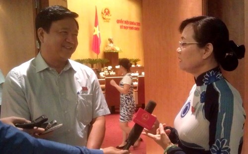 Bộ trưởng
Đinh La Thăng trao đổi với ĐBQH Nguyễn Thị Quyết Tâm - Chủ tịch HĐND TP Hồ Chí
Minh