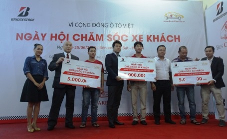 Chương trình cũng dành tặng phần qua cho ba gia đình tài xế khó khăn