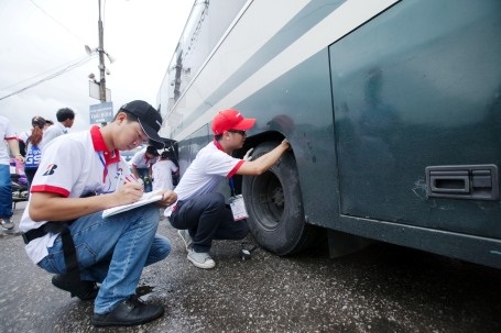 Đội ngũ kỹ thuật viên của lốp Bridgestone, ắc-quy GS và Bệnh viện ô tô tại Bến xe Giáp Bát