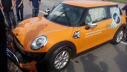 Lái thử xe, khách hàng đâm nát đầu Mini Cooper tiền tỷ - 1 Chiếc xe
gặp nạn