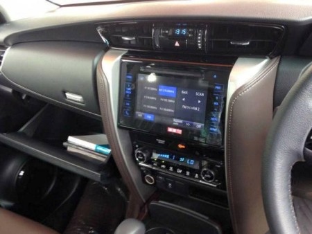 Các cột
có màu đen tạo cảm giác thoáng mắt hơn cho hai bên xe