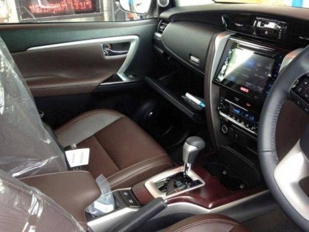 Các cột
có màu đen tạo cảm giác thoáng mắt hơn cho hai bên xe