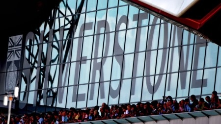 Lewis giành pole tại sân nhà