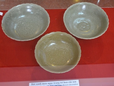 Bát xanh men ngọc trang trí hoa cúc sen.