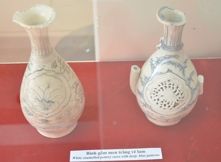 Bình gốm men trắng vẽ lam.