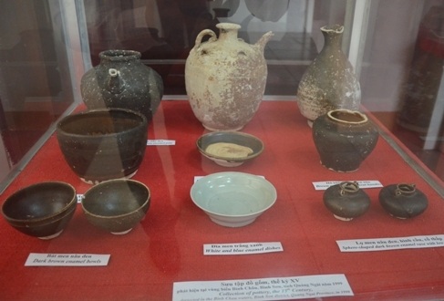 Bộ sưu tập đồ gốm thuộc thế kỷ XV.