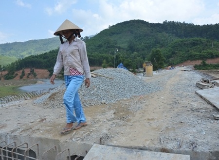 Mặc dù công trình chưa hoàn thành nhưng người dân vẫn có thể đi lại qua sông Re an toàn.