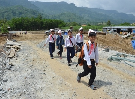 Nụ cười hạnh phúc của học sinh vùng cao trên cây cầu mơ ước.