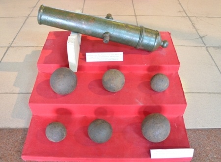 Quả cân hình 6 cạnh có khắc chữ Hán.