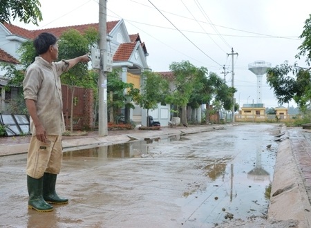 Ở cạnh công trình nước sạch 11 tỷ đồng, dân vẫn “khát nước” - 1 Ở cạnh công trình nước sạch 11 tỷ đồng, dân vẫn “khát nước”