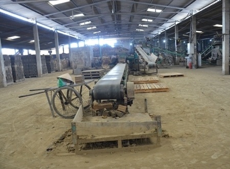 Xã “lờ” chỉ đạo của huyện, 200 công nhân bỗng dưng thất nghiệp - 1 Máy móc trong xưởng đều ngừng hoạt động hoàn toàn.