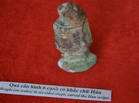Quả cân hình 6 cạnh có khắc chữ Hán.
