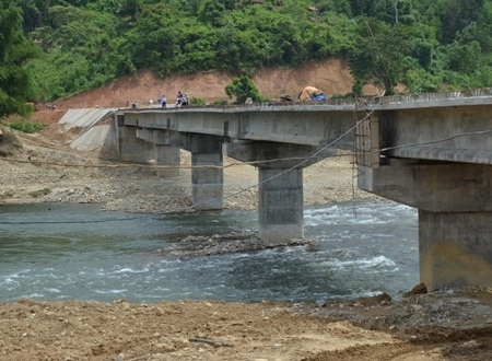 Xã Sơn Ba chính thức xóa sổ cảnh đu dây qua sông Re.