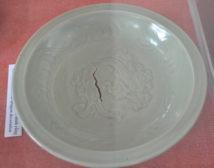 Đĩa celedon men ngọc trang trí hình rồng.