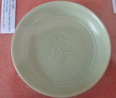 Đĩa celedon trang trí hình cánh cúc chìm.