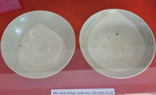 Đĩa men trắng xanh họa tiết hình lá đề.