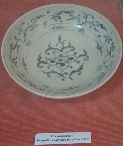 Đĩa sứ men lam.
