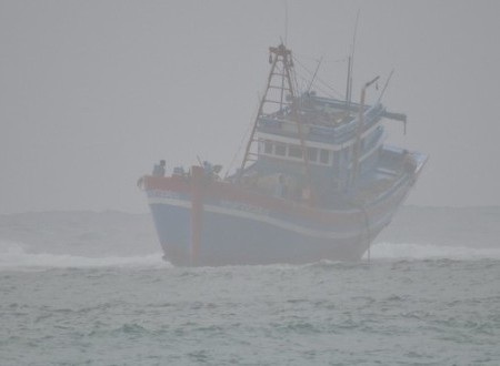 11 ngư dân vật vã suốt đêm với sóng biển cấp 6.